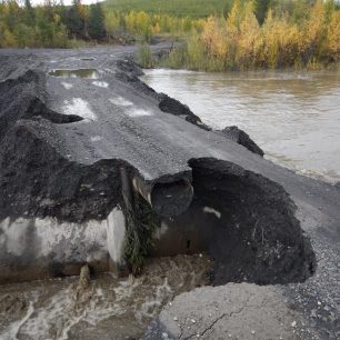 Taky cesta, ten mostík z hlíny vzápětí spadl