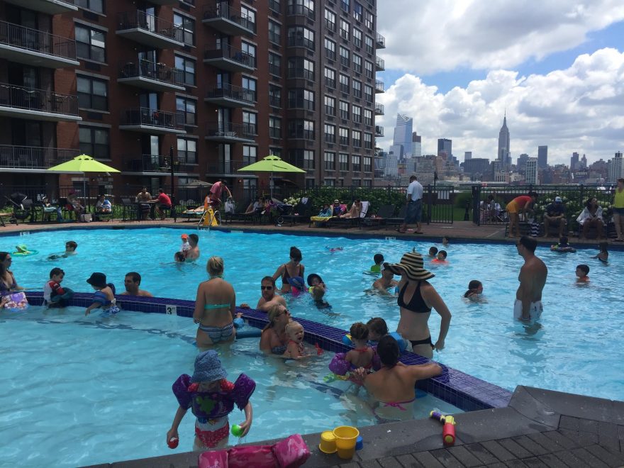 Práce v bazénu je občas náročná, Spojené státy americké