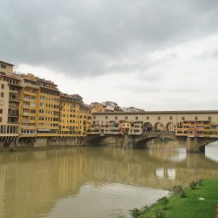 Pohled na Ponte Vecchio bez turistů od hotelu Lungarno. Florencie, Itálie