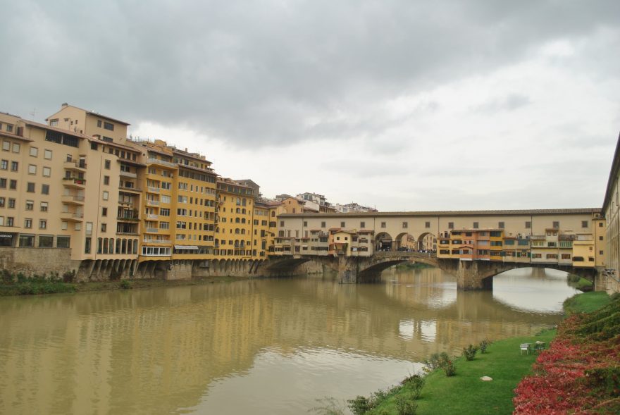 Pohled na Ponte Vecchio bez turistů od hotelu Lungarno. Florencie, Itálie