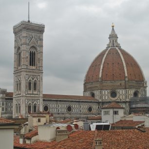 Nezapomeňte si Duomo vyfotit ze střechy obchodního domu na Piazza della Republica. Florencie, Itálie
