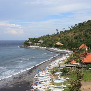 Pláže na Bali nemusí být jen plné lidí, Indonésie
