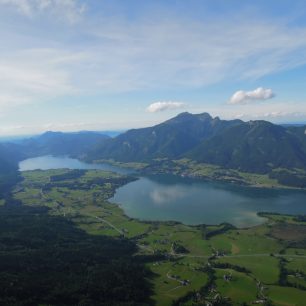 Pohled na hladinu jezera Wolfgangsee je úchvatný! Za jezerem na jeho severním okraji se zvedá Vormauerstein 1.450 m, vedle něj snobský Schafberg 1.782 m se známou zubačkou. Rakousko