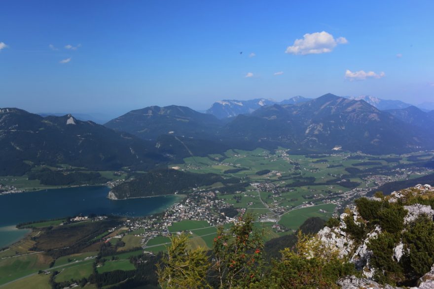 Východní okraj jezera Wolfgangsee, vpravo od něj výrazný masív Leonsbergu. Rakousko 