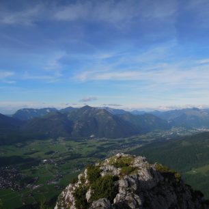Pohled severovýchodním směrem, uprostřed masív Leonsbergu, vpravo se zvedají Totes Gebirge, úplně vzadu Höllengebirge. Rakousko