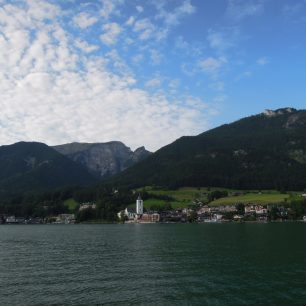 Jezero Wolfgangsee se známou vesnicí St. Wolfgang im Salzkammergut. Jedno z nejvyhledávanějších míst v Rakousku. Zaslouženě. Rakousko