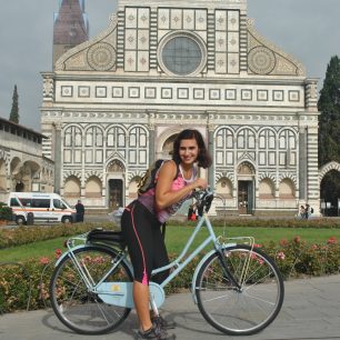 Na kole u Santa Maria Novella. Cyklistika je ve Florencii hodně populární. Florencie, Itálie