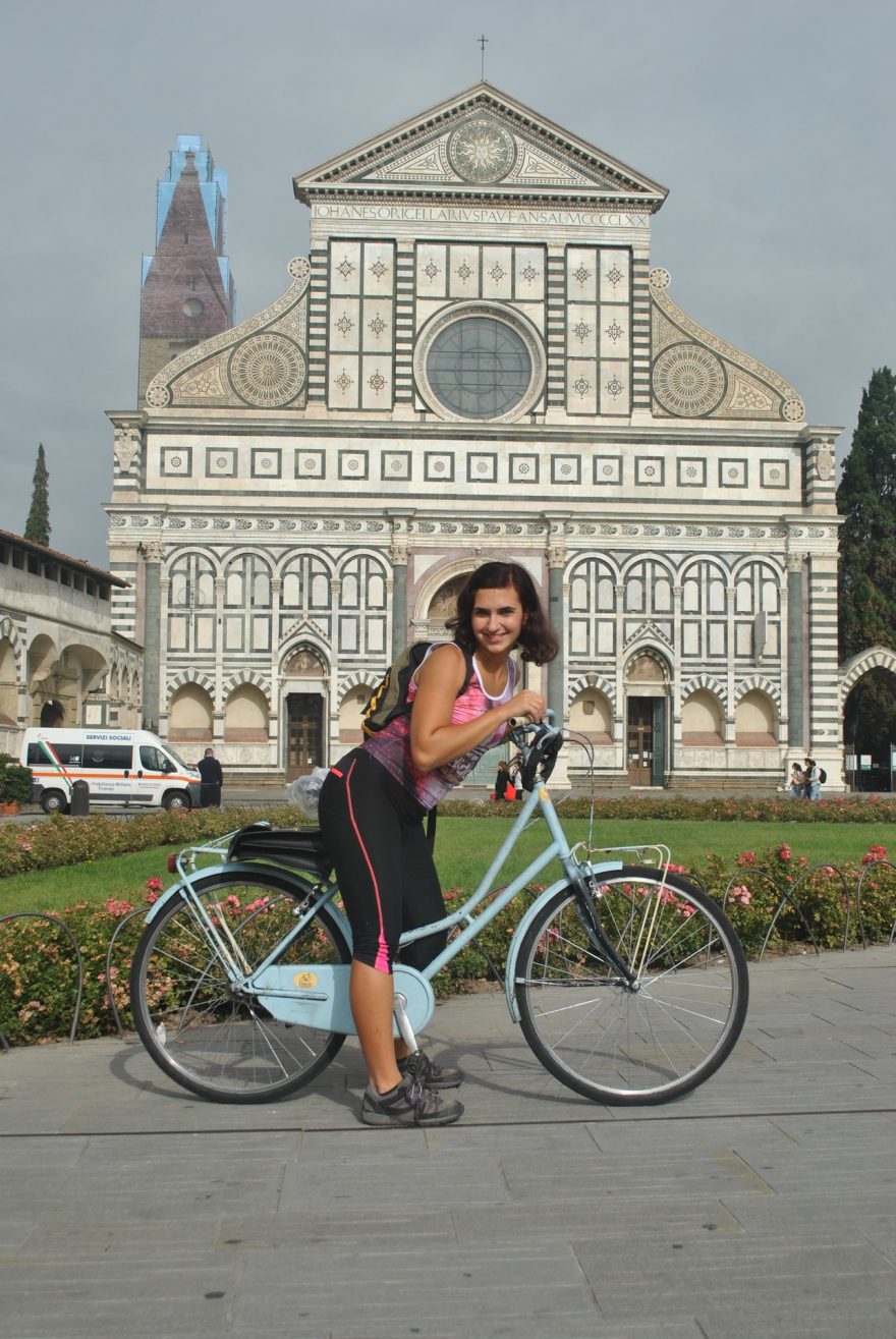 Na kole u Santa Maria Novella. Cyklistika je ve Florencii hodně populární. Florencie, Itálie