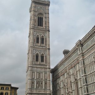 Jedna z věží turisty obléhaném chrámu Santa Maria del Fiore. Florencie, Itálie