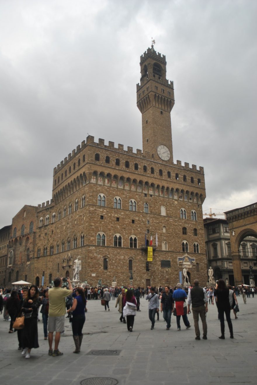 Dříve cechovní dům, dnes radnice Palazzo Vecchio na vás dýchne středověkem. Florencie, Itálie