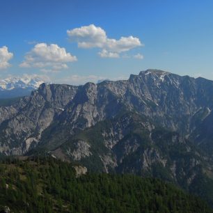 Gamsfeld 2.027 m, nejvyšší vrchol skupiny Salzkammergut Berge, vlevo vzadu Dachstein. Rakousko
