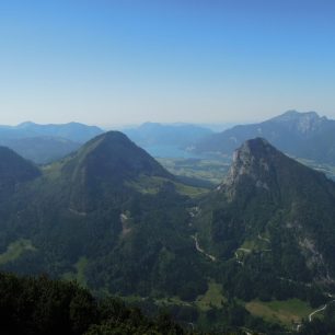 Trochu jako kýč z katalogu cestovní kanceláře. Breitenberg 1.260 m, Bleckwand 1.541 m a Sparber 1.502 m, v pozadí hladina jezera Wolfgangsee. Rakousko