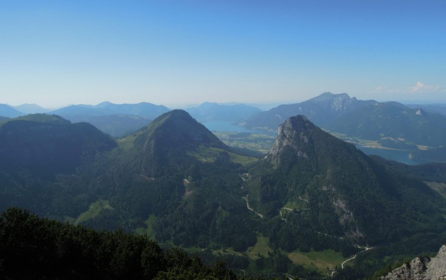 Trochu jako kýč z katalogu cestovní kanceláře. Breitenberg 1.260 m, Bleckwand 1.541 m a Sparber 1.502 m, v pozadí hladina jezera Wolfgangsee. Rakousko