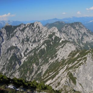 Řetěz Rettenkogelu 1.780 m a Bergwerkskogelu 1.781 m, v pozadí hřeben Katergebirge a nejvyšší Rosskopf 1.657 m. Rakousko