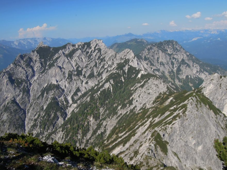 Řetěz Rettenkogelu 1.780 m a Bergwerkskogelu 1.781 m, v pozadí hřeben Katergebirge a nejvyšší Rosskopf 1.657 m. Rakousko