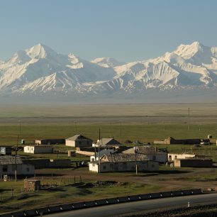 Vysoké štíty hor se tyčí nad vesnicí