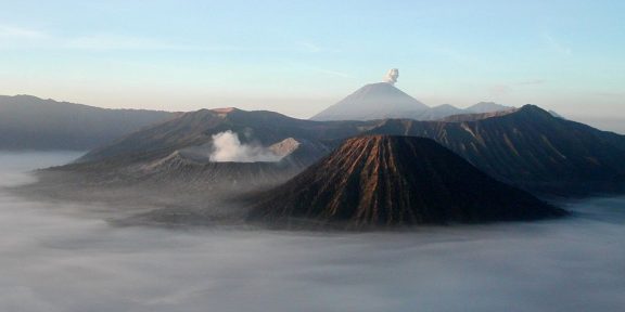 Ohnivá hora Merapi na Jávě přináší smrt a strach