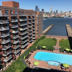 Práce u hotelového bazénu, Spojené státy americké