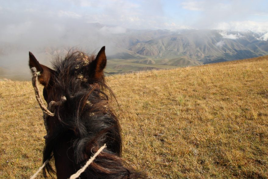 Putování na koník k jezeru Sonkul, Kyrgyzstán