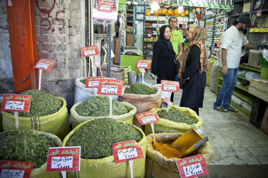 Teheránské tržiště nabízí všechny divy Blízkého východu, ale také například české sklo, Írán 