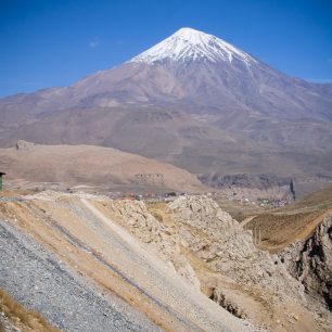 Nejvyšší hora Íránu se jmenuje Damavand a měří 5610 metrů nad mořem. Írán