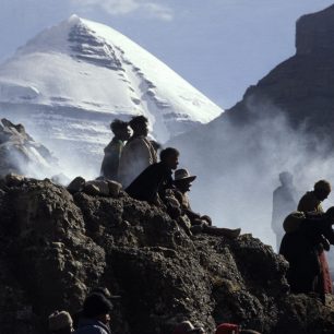 V období rozkvetlých rododendronů v Bhútánu se Bruno vydal až k patě posvátné hory Džomolhari, foto: GO kamera
