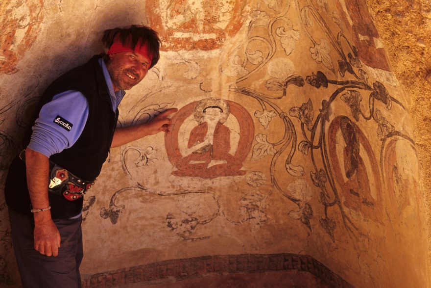 V jeskyních vytesaných do skály na úpatí pohoří Ťan Šan naleznete malby vyprávějící příběh Hedvábné stezky