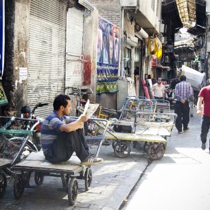 Okolo bazaru se nachází další stovky skladišť, z nichž se tržiště po celý den zásobuje, Írán