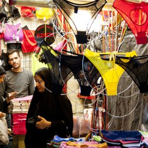 Čekali byste takové zboží na teheránském bazaru? 