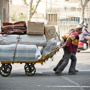 Tržištěm neustále pendlují nosiči a muži tlačící své vozíky skrze davy lidí