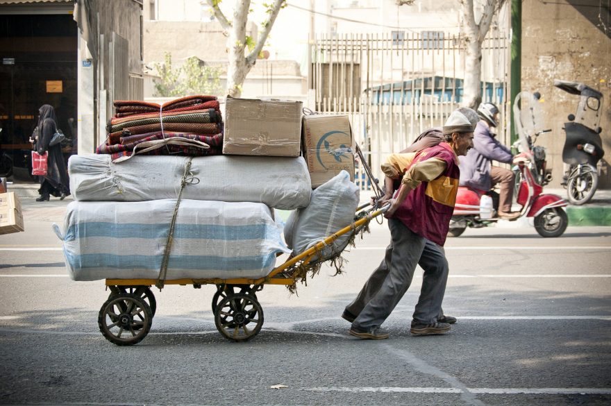 Tržištěm neustále pendlují nosiči a muži tlačící své vozíky skrze davy lidí