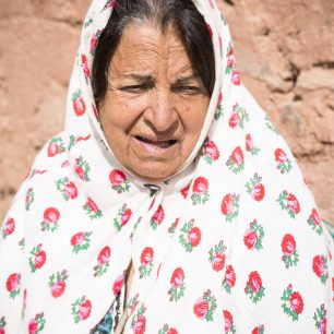 Místní ženy stálé nosí dlouhé bílé šátky, zakrývající vlasy a horní část těla, které jsou ručně barevně zdobeny, Írán