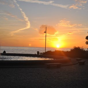 Západ slunce na pobřeží vždycky stojí za to, Terst, Itálie