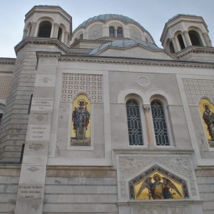 Před jedním z mnoha terstských kostelů, Terst, Itálie