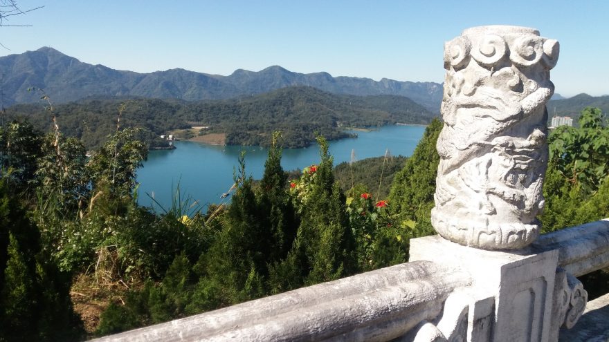 Výhledy na jezero od pagody Ci’en, jezero Slunce a měsíce, Taiwan.