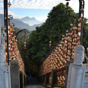 366 schodů vede od hladiny jezera až k chrámu Wenwu, dříve to byla jediná přístupová cesta k chrámu,  jezero Slunce a měsíce, Taiwan.