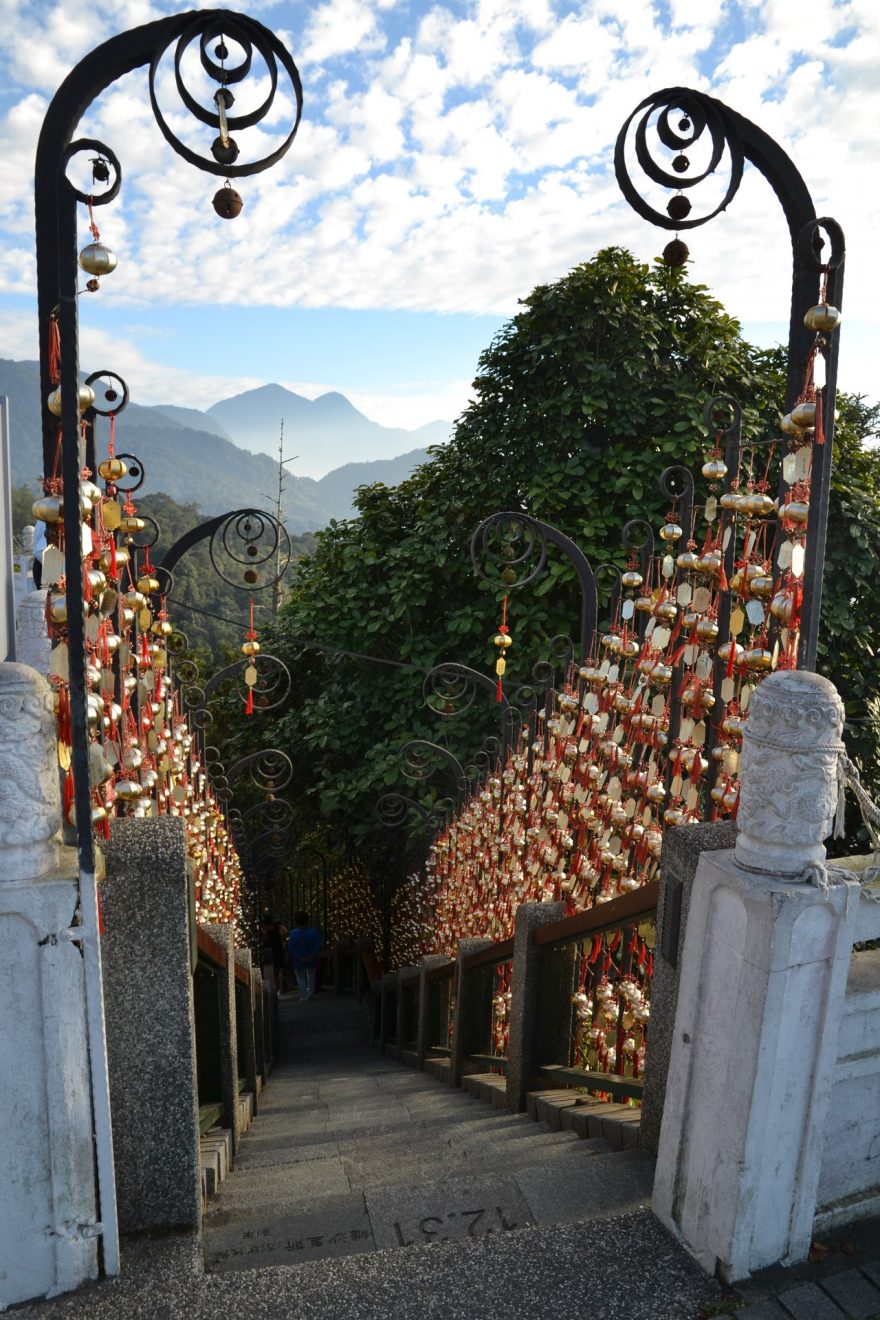 366 schodů vede od hladiny jezera až k chrámu Wenwu, dříve to byla jediná přístupová cesta k chrámu,  jezero Slunce a měsíce, Taiwan.