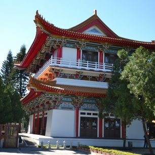 Buddhistický chrám Syuentzang na jižním břehu jezera, jezero Slunce a měsíce, Taiwan.