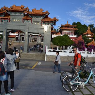 Chrám Wen-wu je za dne v obležení lidí,  jezero Slunce a měsíce, Taiwan.