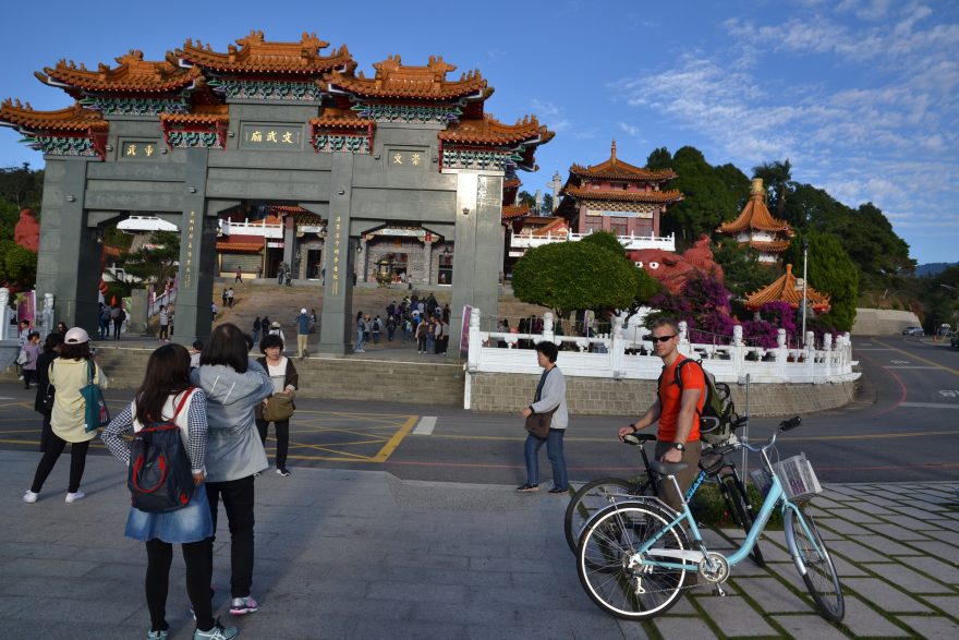 Chrám Wen-wu je za dne v obležení lidí,  jezero Slunce a měsíce, Taiwan.