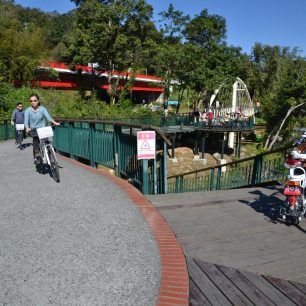 Cyklostezka na západním břehu jezera je celkem frekventovaná, jinde už budete většino sami,  jezero Slunce a měsíce, Taiwan.