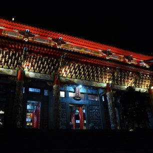 Ozdobný vchod chrámu Wen-wu,  jezero Slunce a měsíce, Taiwan.
