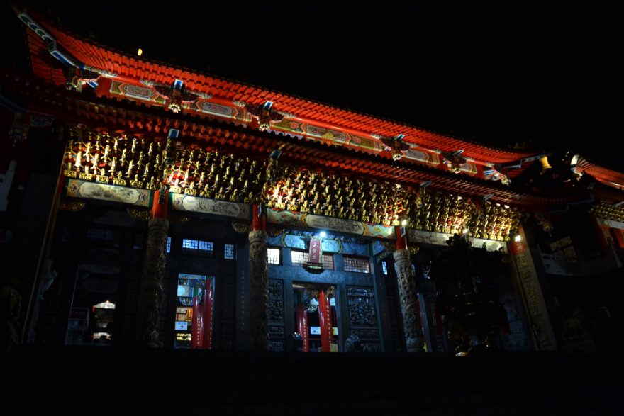 Ozdobný vchod chrámu Wen-wu,  jezero Slunce a měsíce, Taiwan.