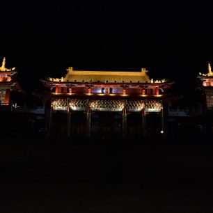 Chrám Wen-wu v noci slibuje daleko více samoty i tajemnou atmosféru, jezero Slunce a měsíce, Taiwan.