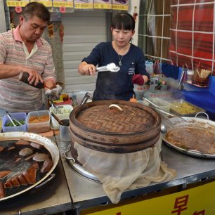Vesnice Ita Thao je dobrým místem pro ochutnávku místní kuchyně,  jezero Slunce a měsíce, Taiwan.