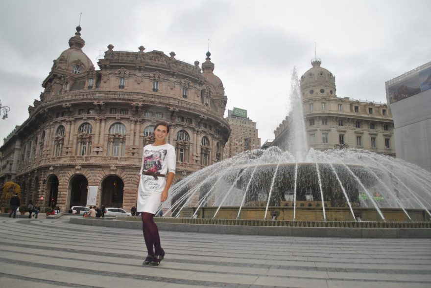 Autorka v centru města, Janov, Itálie