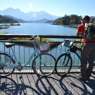 Krásy jezera je nejlepší objevovat na kole,  jezero Slunce a měsíce, Taiwan.