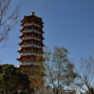Pagoda Ci’en dominuje výhledu na jezero, jezero Slunce a měsíce, Taiwan.