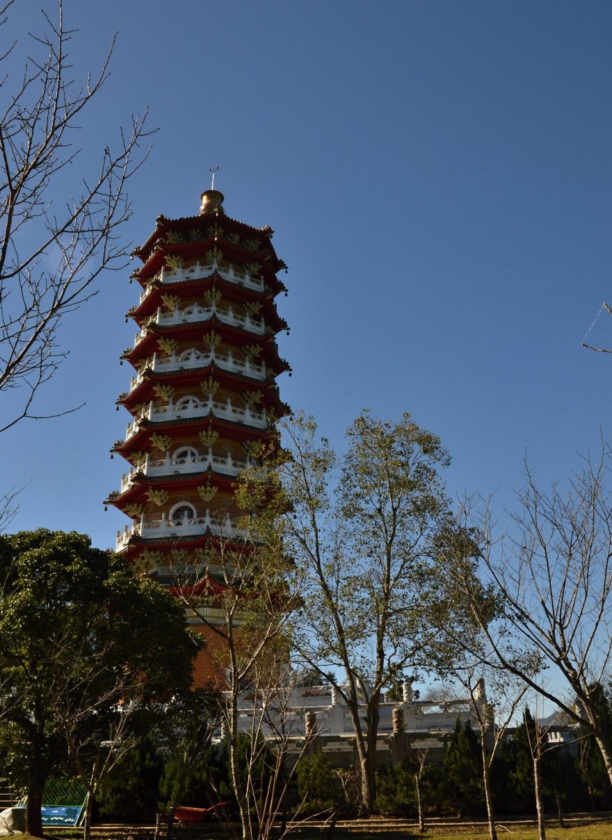 Pagoda Ci’en dominuje výhledu na jezero, jezero Slunce a měsíce, Taiwan.