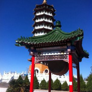 Pagoda Ci’en dosahuje svou špičkou výšky 1000 m n. m., jezero Slunce a měsíce, Taiwan.